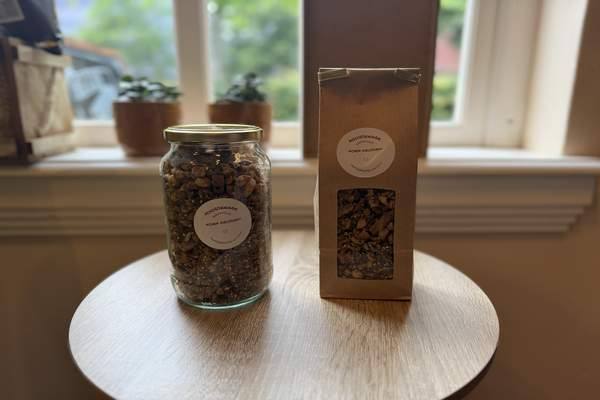 Hooisteegse granola in pot en zak